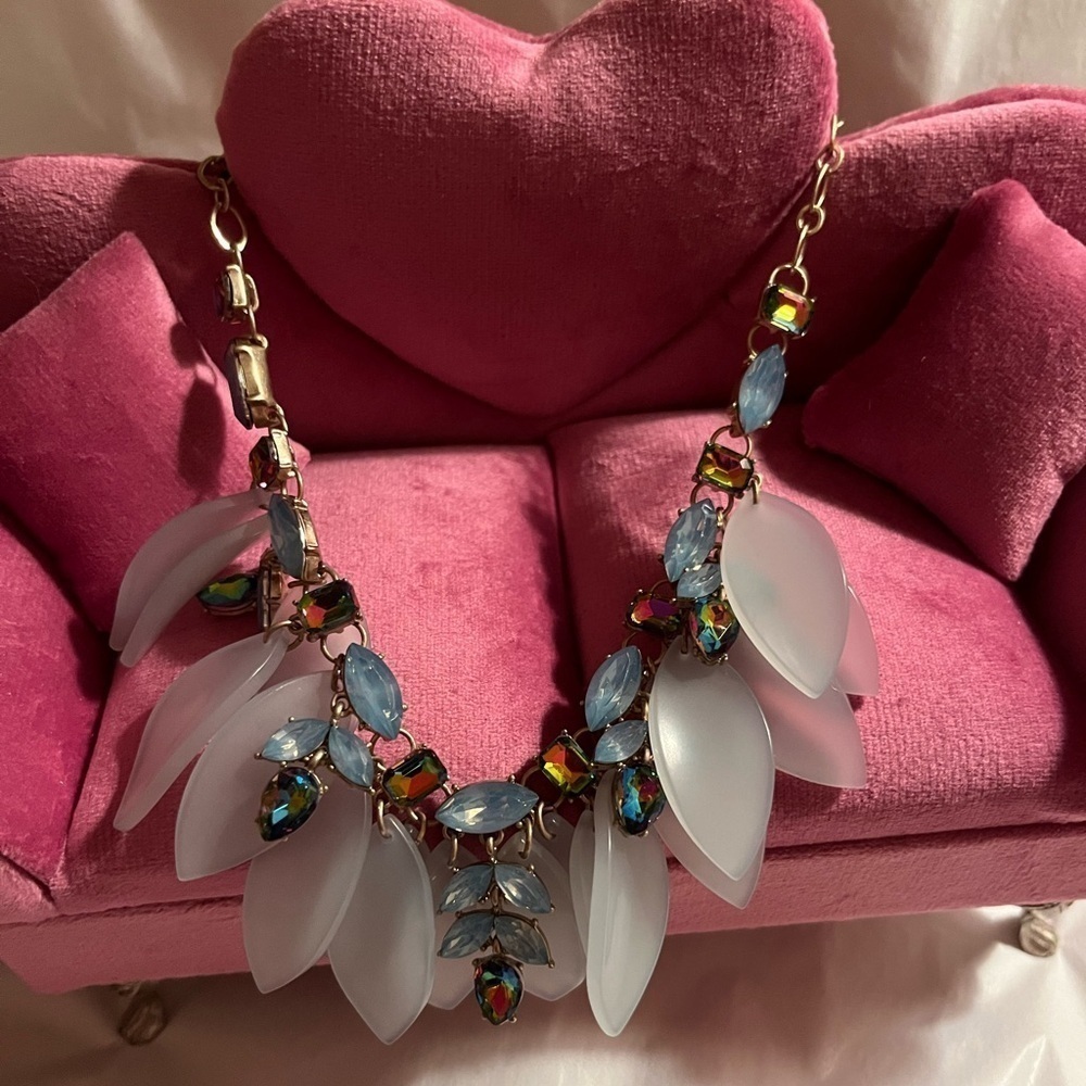 NWOT leaf necklace blue/grey